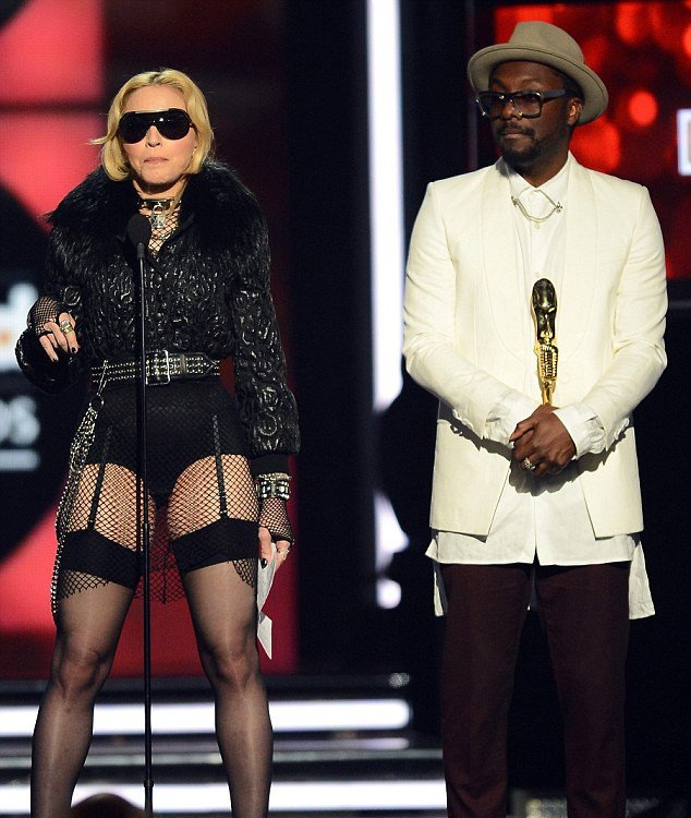 Γελάνε μαζί της - Η Μαντόνα παρέλαβε βραβείο φορώντας μόνο ζαρτιέρες [εικόνες]  | iefimerida.gr 0