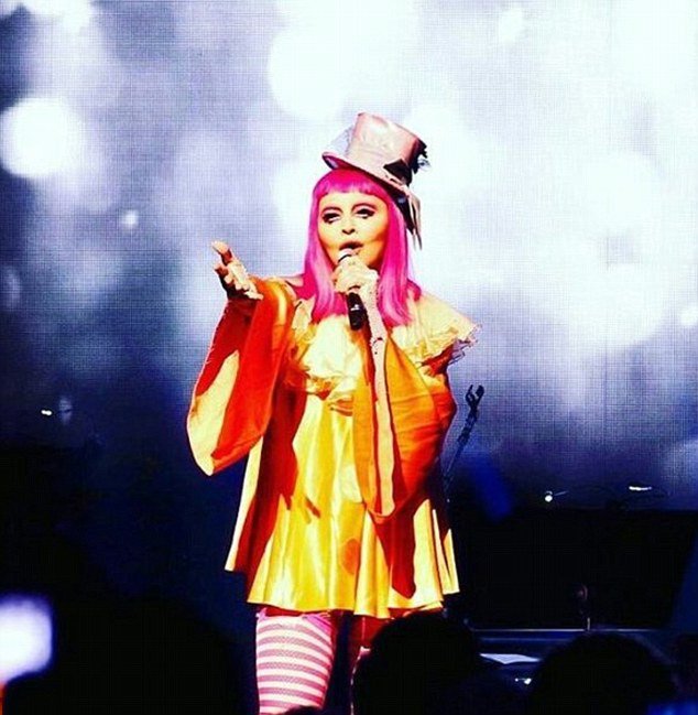 Η Μαντόνα εμπορεύεται τον γιο της Ρόκο σε κάθε συναυλία [βίντεο] | iefimerida.gr 2