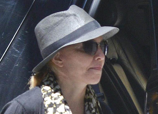 Τι έπαθε το πρόσωπο της Μαντόνα -Αγνώριστη ακόμη και καμουφλαρισμένη η σταρ [εικόνες] | iefimerida.gr 2