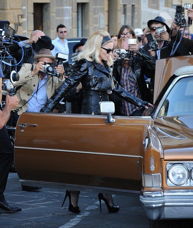 Η Madonna «αναστατώνει» τη Φλωρεντία με το νέο της βίντεο κλιπ [εικόνες] | iefimerida.gr 3