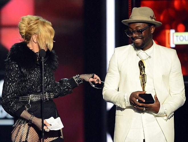 Γελάνε μαζί της - Η Μαντόνα παρέλαβε βραβείο φορώντας μόνο ζαρτιέρες [εικόνες]  | iefimerida.gr 1