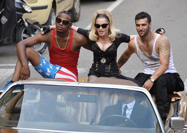 Η Madonna «αναστατώνει» τη Φλωρεντία με το νέο της βίντεο κλιπ [εικόνες] | iefimerida.gr 5