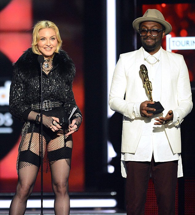 Γελάνε μαζί της - Η Μαντόνα παρέλαβε βραβείο φορώντας μόνο ζαρτιέρες [εικόνες]  | iefimerida.gr 2