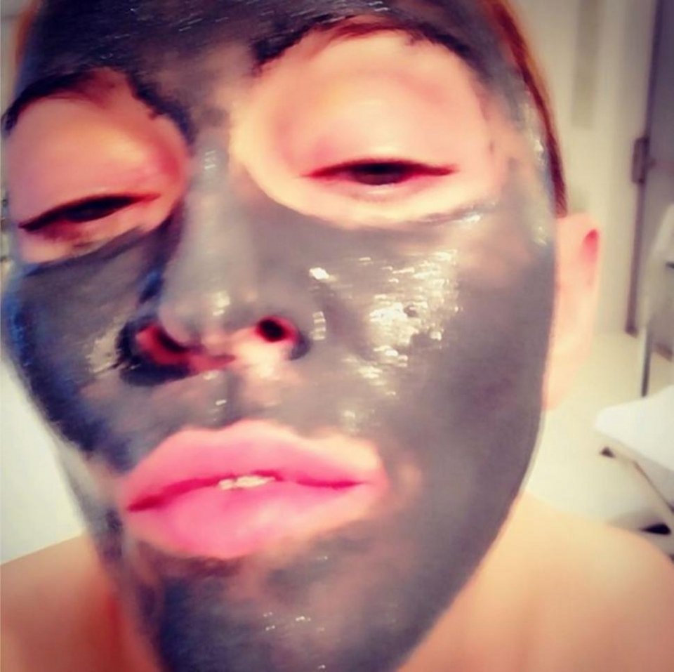 Η τρομακτική selfie της Μαντόνα -Πόζαρε με πηλό στο πρόσωπο εις το... όνομα της ομορφιάς [εικόνες] | iefimerida.gr 0