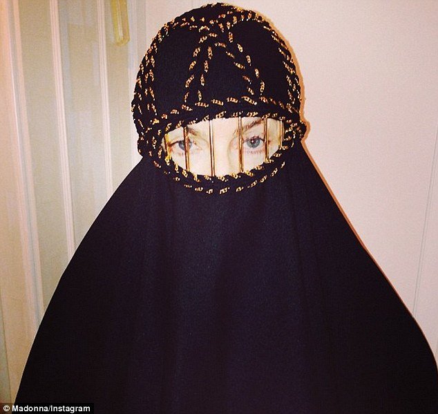 Η Μαντόνα δε ξέρει τι να βάλει -Φόρεσε μπούργκα με ...μπάρες και προκαλεί διαδικτυακό σούσουρο [εικόνα] | iefimerida.gr 0