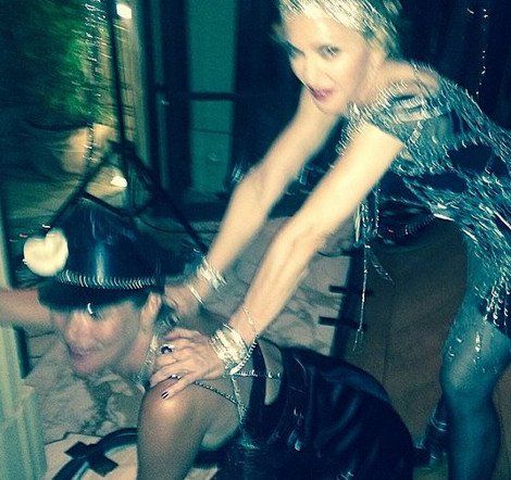 Χλιδή, κιτς, εκκεντρικές παρουσίες και μια Κέιτ Μος εκτός ορίων: Τι συνέβη στο πάρτι γενεθλίων της Μαντόνα [εικόνες] | iefimerida.gr 0