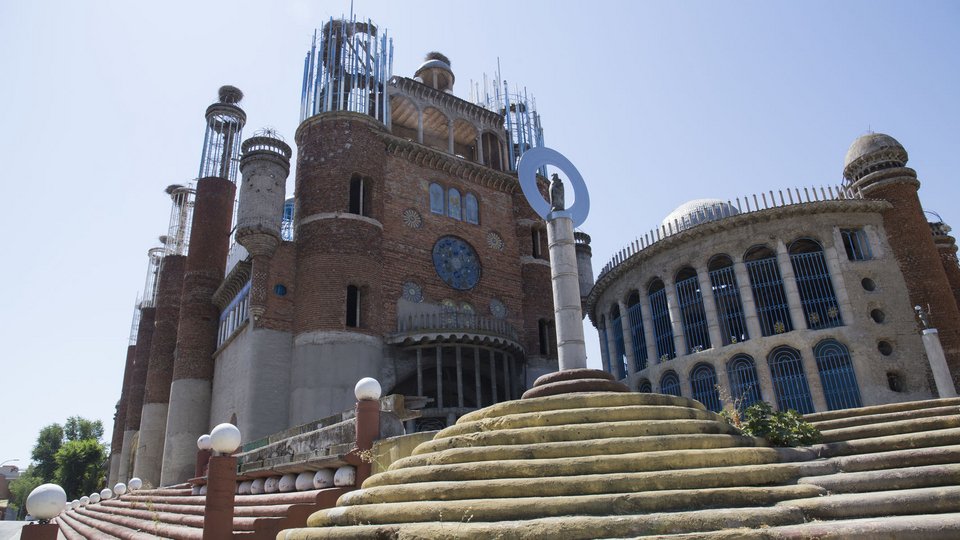 Το τάμα υπερήλικα που χτίζει μόνος καθεδρικό ναό στη Μαδρίτη [εικόνες & βίντεο]  | iefimerida.gr 1