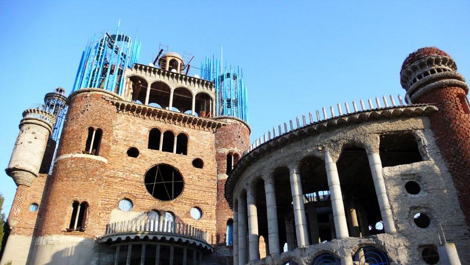 Το τάμα υπερήλικα που χτίζει μόνος καθεδρικό ναό στη Μαδρίτη [εικόνες & βίντεο]  | iefimerida.gr 0