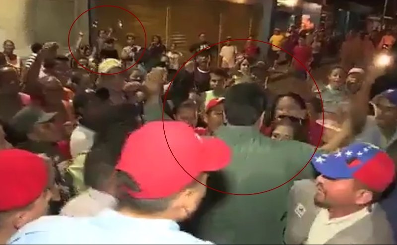 Νέες μαρτυρίες για την επίθεση στον Μαδούρο από πολίτες που χτυπούσαν κατσαρόλες: Αναγκάστηκε να φύγει τρέχοντας [εικόνες] | iefimerida.gr 0