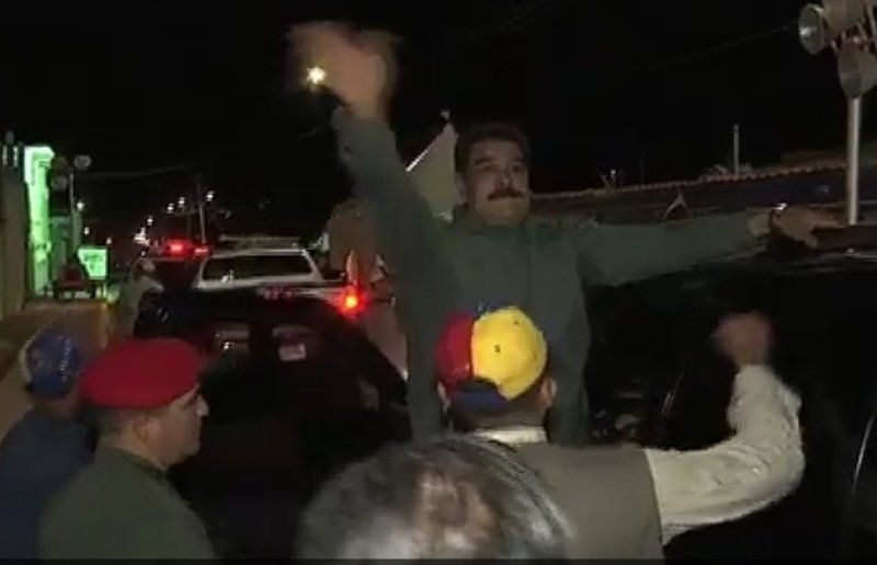 Νέες μαρτυρίες για την επίθεση στον Μαδούρο από πολίτες που χτυπούσαν κατσαρόλες: Αναγκάστηκε να φύγει τρέχοντας [εικόνες] | iefimerida.gr 2