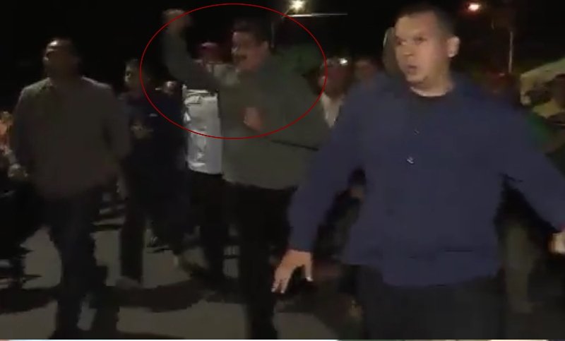 Νέες μαρτυρίες για την επίθεση στον Μαδούρο από πολίτες που χτυπούσαν κατσαρόλες: Αναγκάστηκε να φύγει τρέχοντας [εικόνες] | iefimerida.gr 1