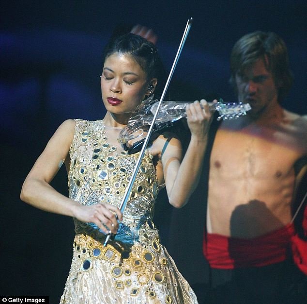 Οι τρελές απαιτήσεις της Βανέσα Μέι για να παίξει στο Ηρώδειο -Τα αιθέρια έλαια, οι παιόνιες και η λιμουζίνα [εικόνες] | iefimerida.gr 1