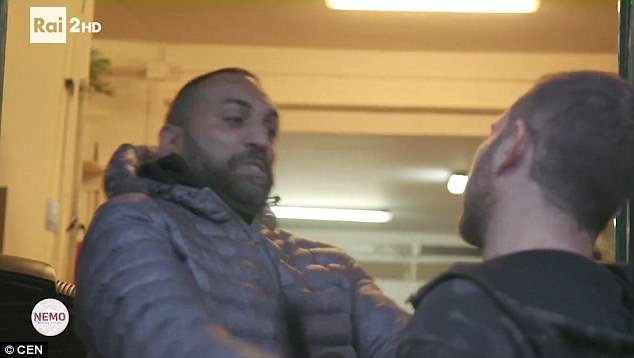 Ιταλία: Αδελφός αφεντικού της μαφίας επιτίθεται και τραυματίζει δημοσιογράφο της RAI [βίντεο]  | iefimerida.gr 0