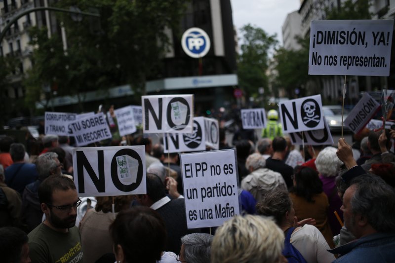 Ισπανία: Διαδήλωση κατά της διαφθοράς έξω από το αρχηγείο του Λαϊκού Κόμματος [εικόνες & βίντεο]  | iefimerida.gr 1