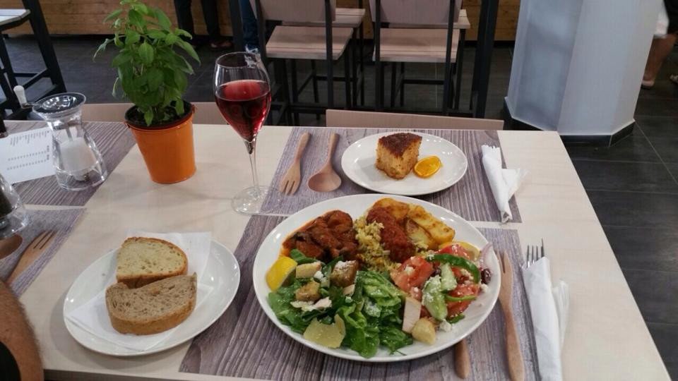 Ηρθαν οι «Μάγειρες της Αθήνας» και μας ξυπνούν μνήμες από την καλή ελληνική σπιτική κουζίνα [εικόνες] | iefimerida.gr 4