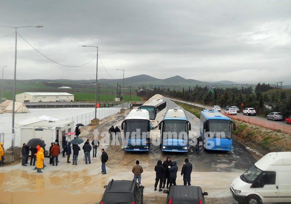 Βόλος: Επιστρέφουν στην Αθήνα 249 πρόσφυγες -Αρνήθηκαν να μείνουν στον καταυλισμό του Αερινού [εικόνες] | iefimerida.gr 0
