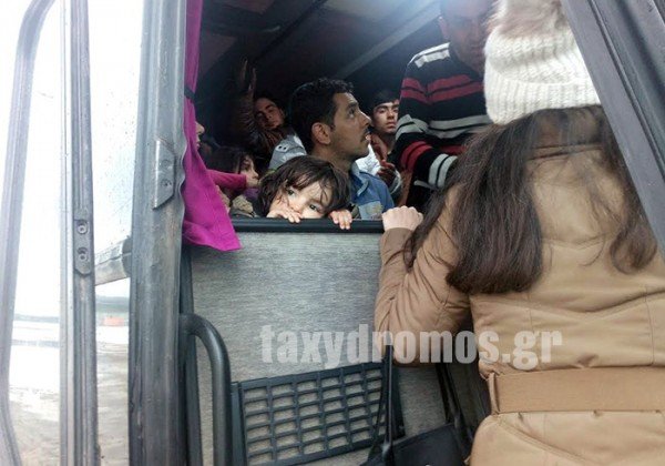 Βόλος: Επιστρέφουν στην Αθήνα 249 πρόσφυγες -Αρνήθηκαν να μείνουν στον καταυλισμό του Αερινού [εικόνες] | iefimerida.gr 1