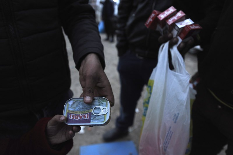 Πρόσφυγες στην Ειδομένη στήνουν υπαίθρια μαγαζιά για να βγάλουν τα προς το ζην [εικόνες] | iefimerida.gr 5