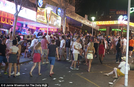 Αχαλίνωτοι Βρετανοί διαλύουν και την Ισπανία το καλοκαίρι - Μαγκαλούφ: Το θέρετρο της Μαγιόρκας που έχει μεταμορφωθεί σε «ναό» του ομαδικού σεξ και του αλκοόλ [βίντεο&εικόνες] | iefimerida.gr 4