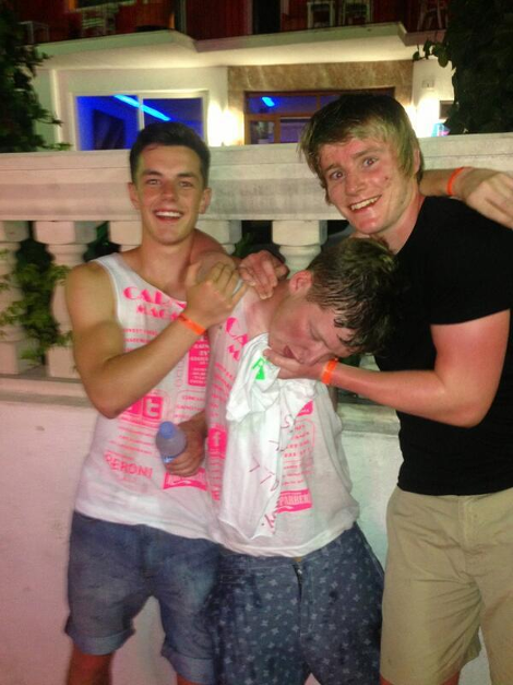 Αχαλίνωτοι Βρετανοί διαλύουν και την Ισπανία το καλοκαίρι - Μαγκαλούφ: Το θέρετρο της Μαγιόρκας που έχει μεταμορφωθεί σε «ναό» του ομαδικού σεξ και του αλκοόλ [βίντεο&εικόνες] | iefimerida.gr 1