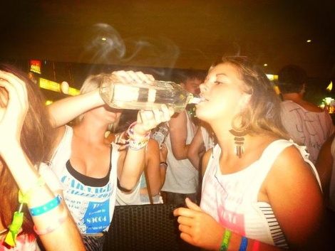 Αχαλίνωτοι Βρετανοί διαλύουν και την Ισπανία το καλοκαίρι - Μαγκαλούφ: Το θέρετρο της Μαγιόρκας που έχει μεταμορφωθεί σε «ναό» του ομαδικού σεξ και του αλκοόλ [βίντεο&εικόνες] | iefimerida.gr 2