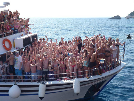 Αχαλίνωτοι Βρετανοί διαλύουν και την Ισπανία το καλοκαίρι - Μαγκαλούφ: Το θέρετρο της Μαγιόρκας που έχει μεταμορφωθεί σε «ναό» του ομαδικού σεξ και του αλκοόλ [βίντεο&εικόνες] | iefimerida.gr 8