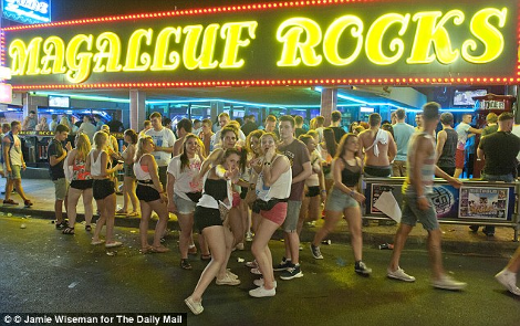 Αχαλίνωτοι Βρετανοί διαλύουν και την Ισπανία το καλοκαίρι - Μαγκαλούφ: Το θέρετρο της Μαγιόρκας που έχει μεταμορφωθεί σε «ναό» του ομαδικού σεξ και του αλκοόλ [βίντεο&εικόνες] | iefimerida.gr 9