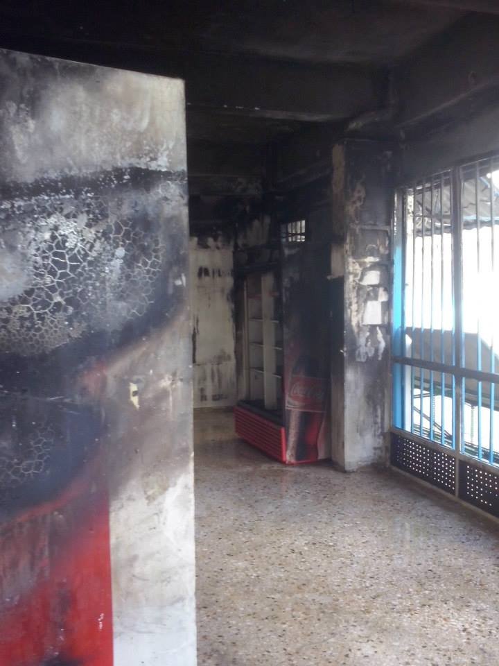 Γείτονες βοηθούν να ξαναφτιαχτεί το μαγαζάκι μεταναστών που κάηκε [εικόνες & βίντεο] | iefimerida.gr 1