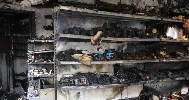 Γείτονες βοηθούν να ξαναφτιαχτεί το μαγαζάκι μεταναστών που κάηκε [εικόνες & βίντεο] | iefimerida.gr 3