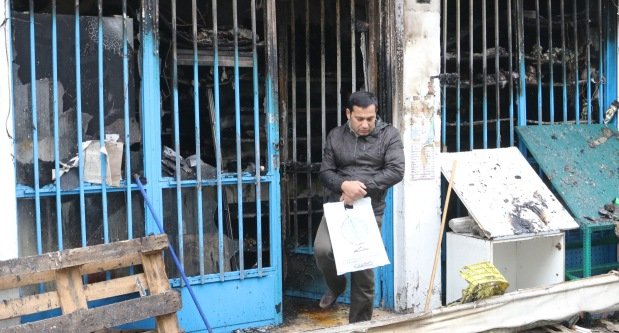 Γείτονες βοηθούν να ξαναφτιαχτεί το μαγαζάκι μεταναστών που κάηκε [εικόνες & βίντεο] | iefimerida.gr 4