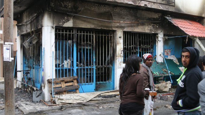 Γείτονες βοηθούν να ξαναφτιαχτεί το μαγαζάκι μεταναστών που κάηκε [εικόνες & βίντεο] | iefimerida.gr 5