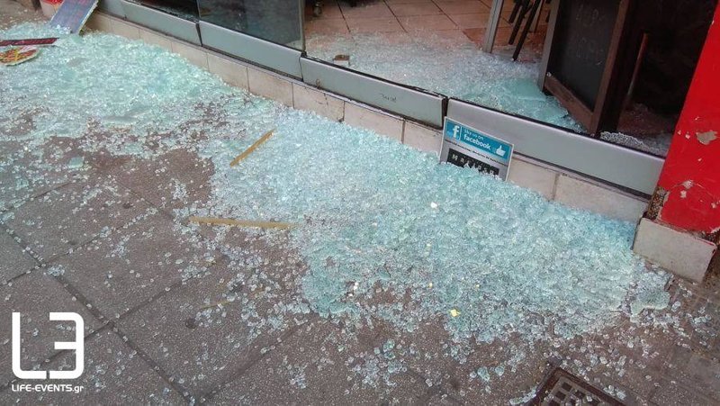 Εκαναν «γυαλιά καρφιά» το μαγαζί του εργοδότη που ξυλοκόπησε τον ντελιβερά [εικόνες] | iefimerida.gr 2