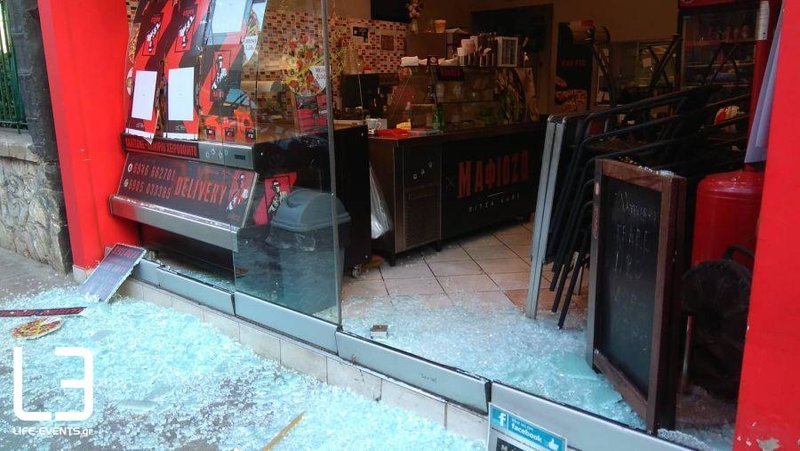 Εκαναν «γυαλιά καρφιά» το μαγαζί του εργοδότη που ξυλοκόπησε τον ντελιβερά [εικόνες] | iefimerida.gr 1
