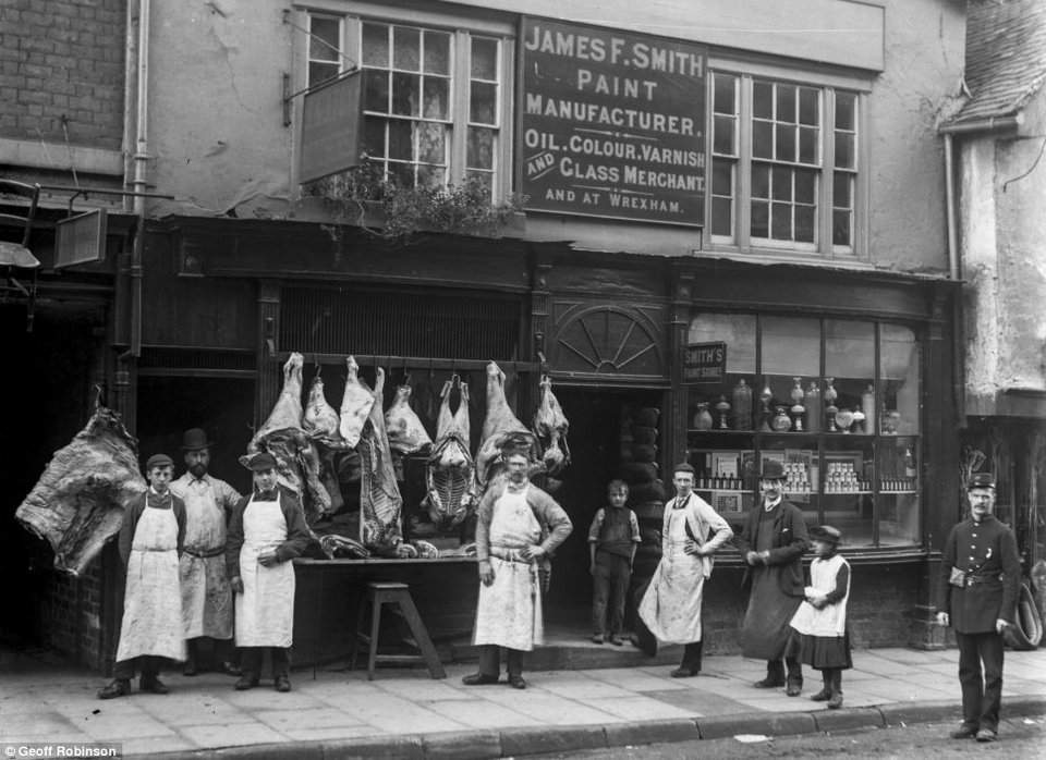 Οι μαγαζάτορες του εμπορικότερου δρόμου της Αγγλίας – Μαγικές εικόνες πριν την έλευση των άψυχων πολυεθνικών [εικόνες]  | iefimerida.gr 2