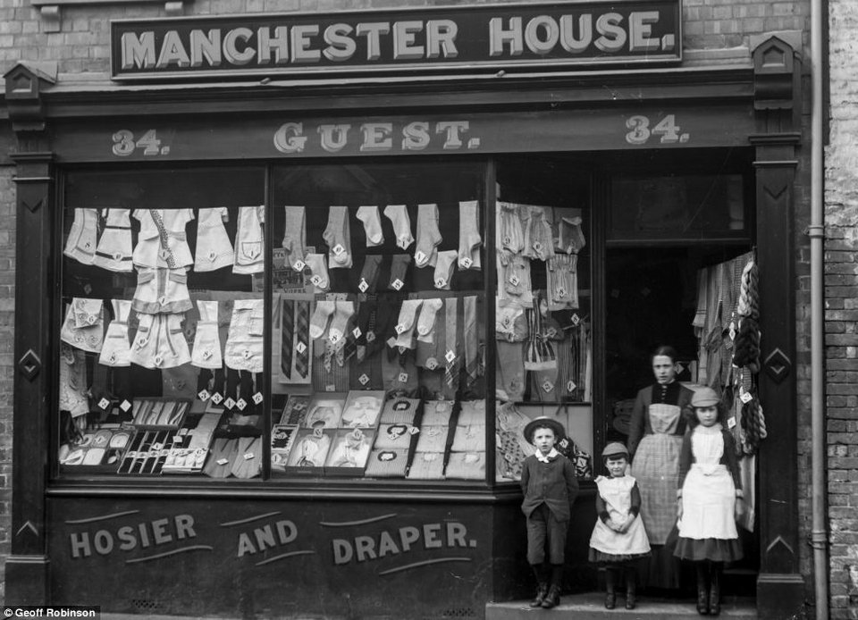 Οι μαγαζάτορες του εμπορικότερου δρόμου της Αγγλίας – Μαγικές εικόνες πριν την έλευση των άψυχων πολυεθνικών [εικόνες]  | iefimerida.gr 5