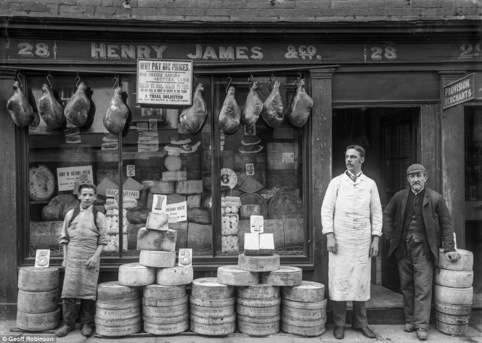 Οι μαγαζάτορες του εμπορικότερου δρόμου της Αγγλίας – Μαγικές εικόνες πριν την έλευση των άψυχων πολυεθνικών [εικόνες]  | iefimerida.gr 7
