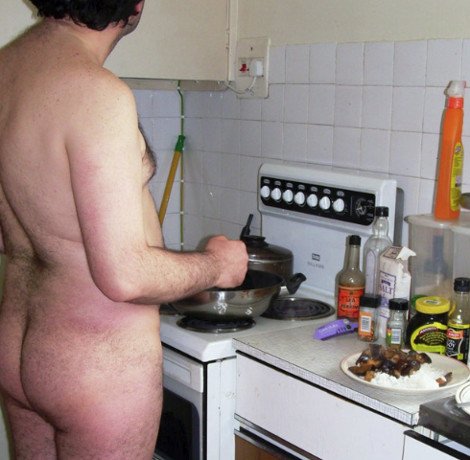 Νέα μόδα: Μαγειρεύουν γυμνοί και ανεβάζουν τις φωτογραφίες τους στο ίντερνετ [εικόνες] | iefimerida.gr 1