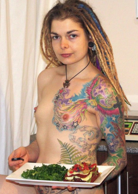 Νέα μόδα: Μαγειρεύουν γυμνοί και ανεβάζουν τις φωτογραφίες τους στο ίντερνετ [εικόνες] | iefimerida.gr 3