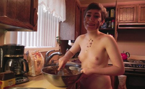 Νέα μόδα: Μαγειρεύουν γυμνοί και ανεβάζουν τις φωτογραφίες τους στο ίντερνετ [εικόνες] | iefimerida.gr 7