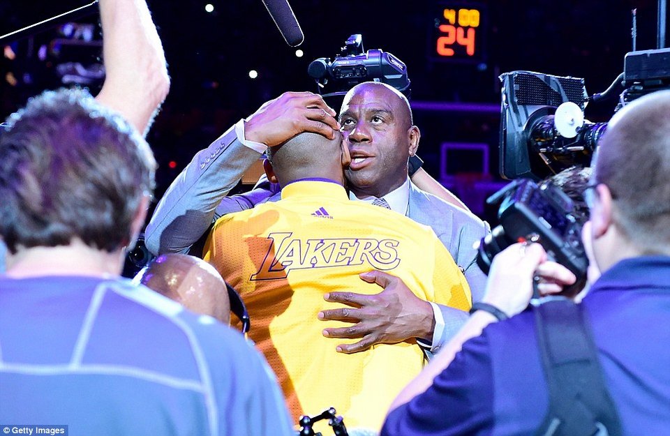 Επος από τον Κόμπε Μπράιαντ - «Αντίο» στα παρκέ με 60 πόντους και αποθέωση [βίντεο] | iefimerida.gr 0