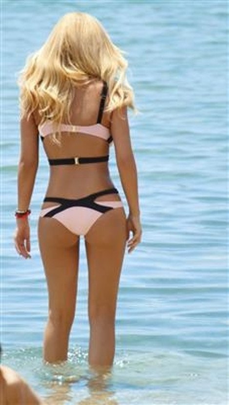 Η Κατερίνα Καινούριου μοιράζει εγκεφαλικά στην παραλία με μαγιό αλά Σοφία Βεργκάρα [εικόνες] | iefimerida.gr 1