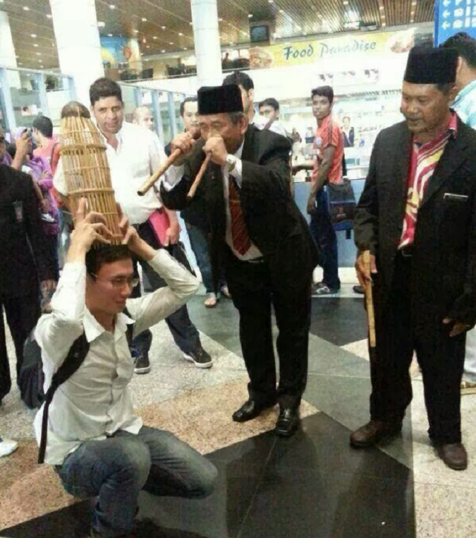 Τρελάθηκαν στη Μαλαισία: Εβαλαν μάγο να εντοπίσει το χαμένο Boeing [βίντεο & εικόνες] | iefimerida.gr 0