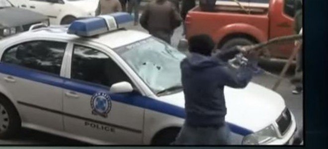 Στα χέρια της ΕΛΑΣ ο μαγκουροφόρος που έσπασε το περιπολικό - Είχε σχέσεις με Χρυσή Αυγή [εικόνες] | iefimerida.gr 1