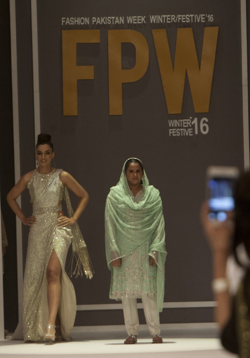 Θύμα ομαδικού βιασμού ανέβηκε στην πασαρέλα -Την είχαν σύρει γυμνή δημοσίως [εικόνες] | iefimerida.gr 3