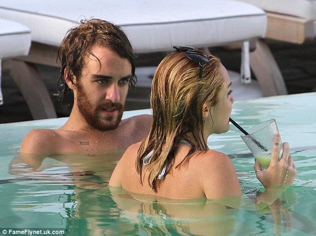 Άτακτη η Μάιλι Σάιρους: Άλλον παντρεύεται, με άλλον χαριεντίζεται [εικόνες] | iefimerida.gr 1