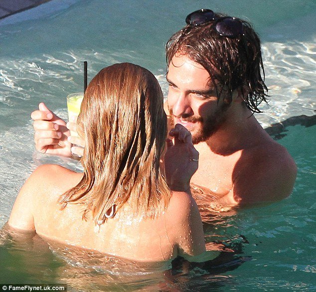 Άτακτη η Μάιλι Σάιρους: Άλλον παντρεύεται, με άλλον χαριεντίζεται [εικόνες] | iefimerida.gr 2