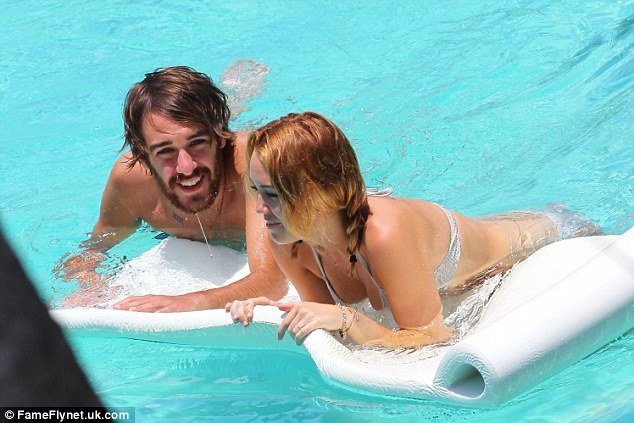 Άτακτη η Μάιλι Σάιρους: Άλλον παντρεύεται, με άλλον χαριεντίζεται [εικόνες] | iefimerida.gr 3