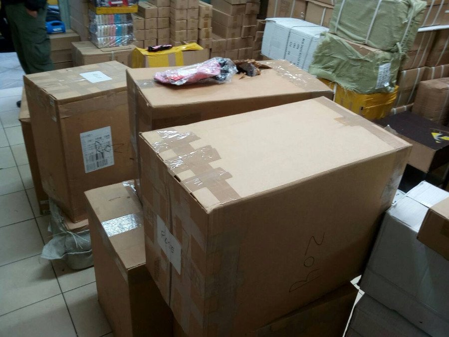 Είχε πάνω από 4.000 προϊόντα-μαϊμού στο κατάστημά του [εικόνες] | iefimerida.gr 1