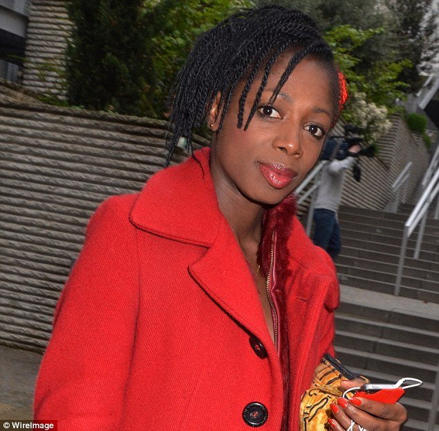 Η αδελφή του εκτελεστή Κουλιμπαλί χορεύει ενάντια στο ρατσισμό [εικόνες και βίντεο ]  | iefimerida.gr 5