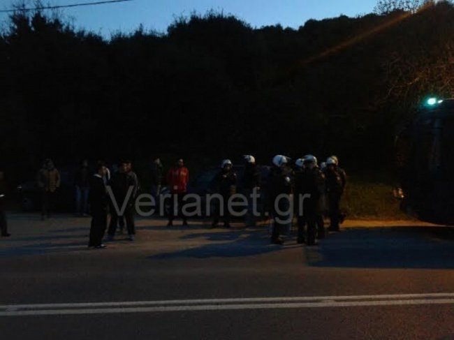 Επεισόδια στη Βέροια για τους πρόσφυγες - Υπό ομηρία βουλευτής του ΣΥΡΙΖΑ [βίντεο] | iefimerida.gr 0